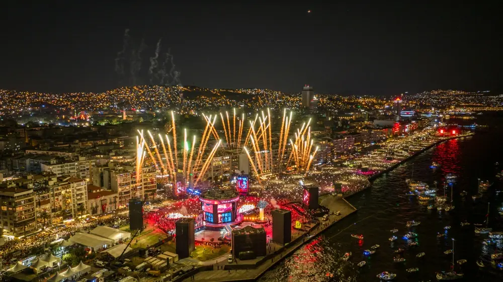 Large waterfront music festival attended by VIP guests, artists, event personnel and festival attendees requiring coordinated transportation and logistics management